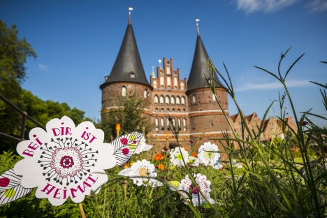 Lübeck läutet Zeit der Komplimente ein - Die gebastelten Komplimenteblumen können verschenkt oder im Stadtgebiet Lübecks eingepflanzt werden; Foto: Olaf Malzahn
